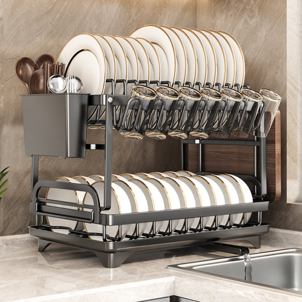 Elegantno cjedilo posuđa s tacnom