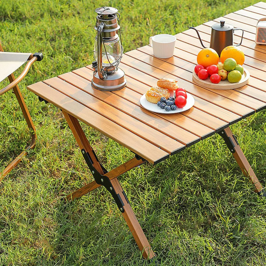 Sklopivi drveni vanjski stol – funkcionalnost i prirodan izgled za svaki prostor