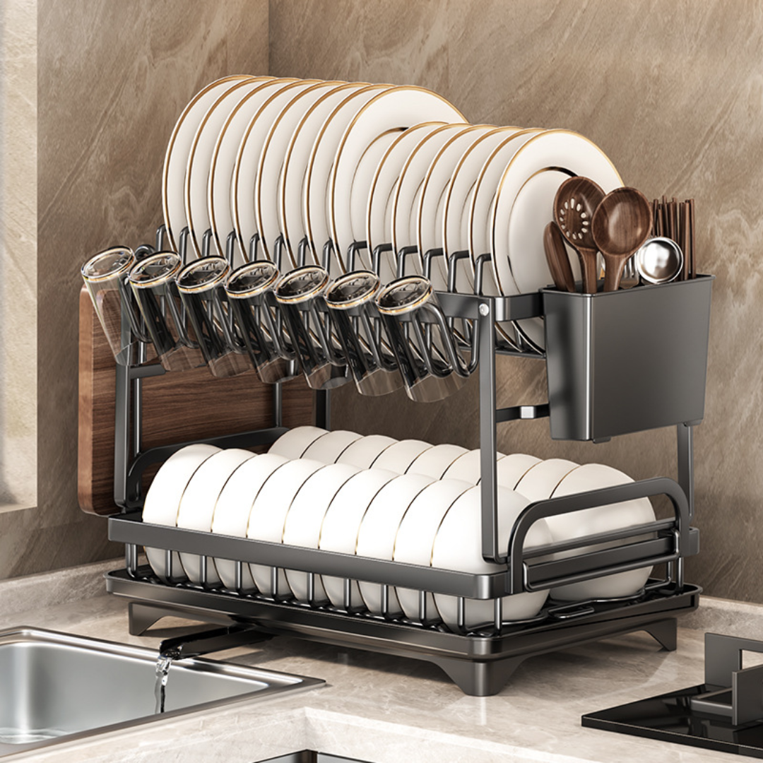 Elegantno cjedilo posuđa s tacnom