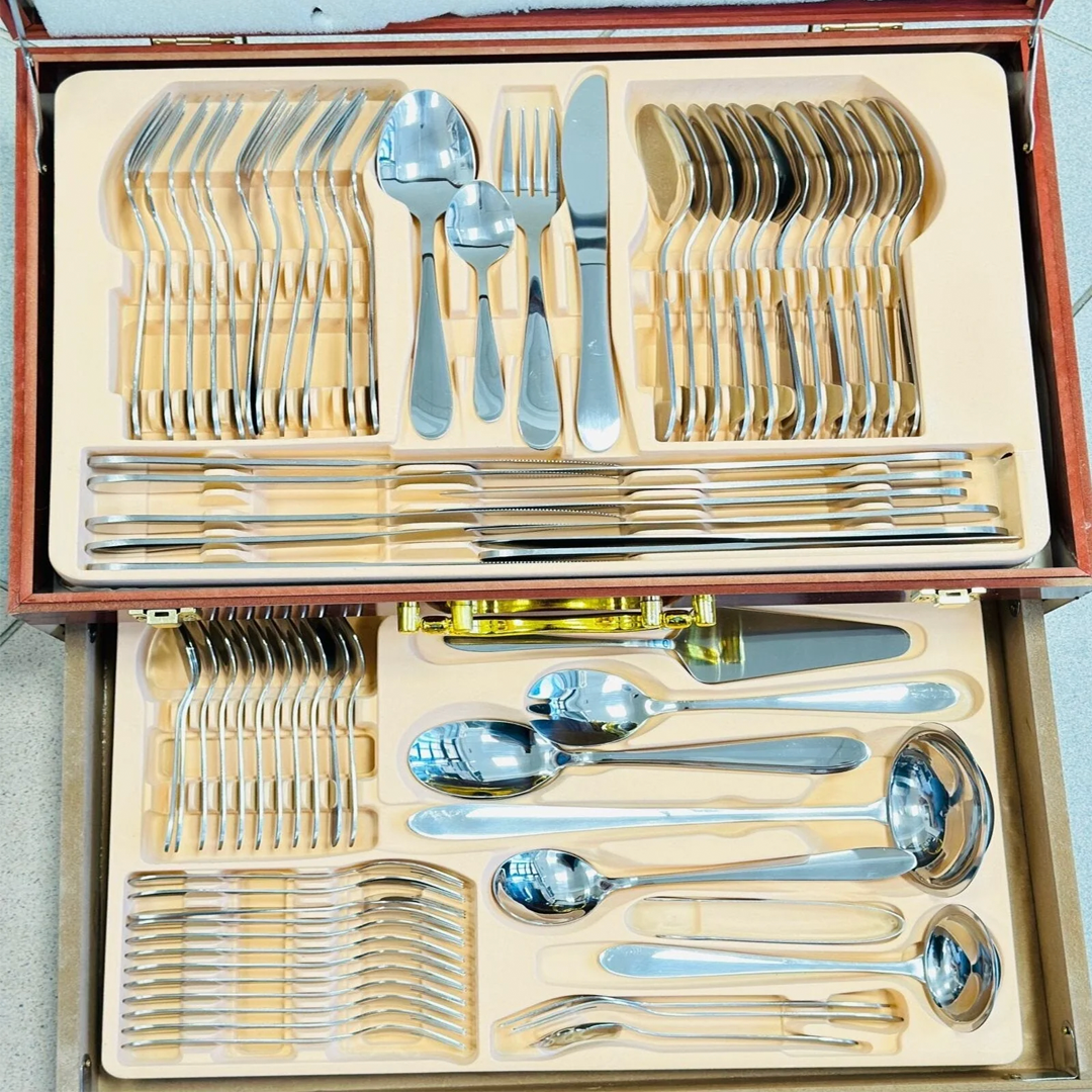 72 DJELNI PRIBOR ZA JELO ZA 12 OSOBA U DRVENOM KOFERU