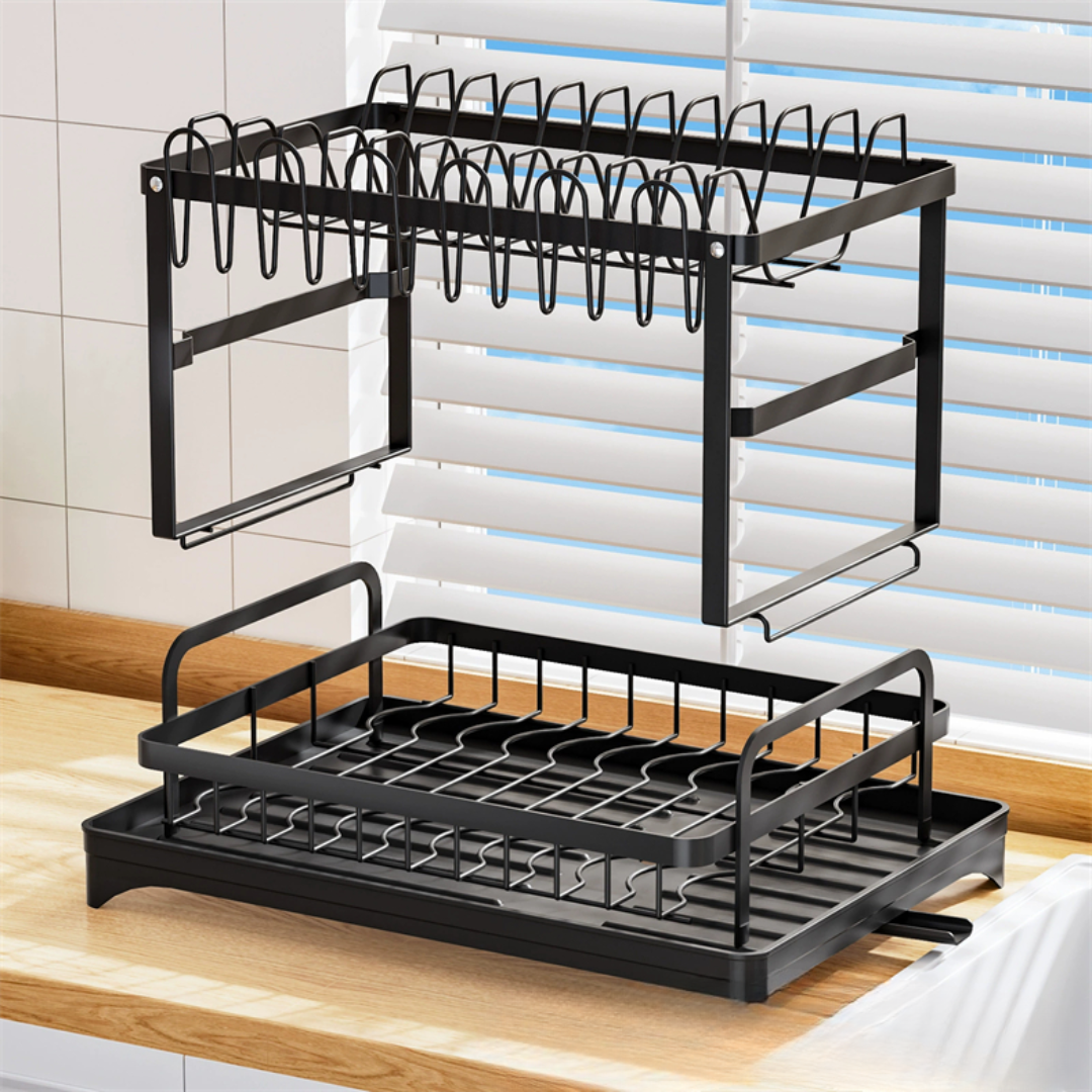 Elegantno cjedilo posuđa s tacnom