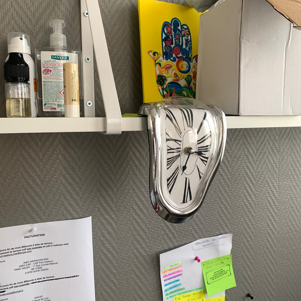 Salvador Dali sat za police